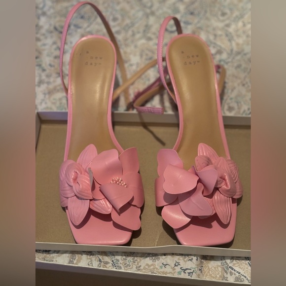 Women’s size 9 low kitten heels bubblegum pink - Picture 4 of 4